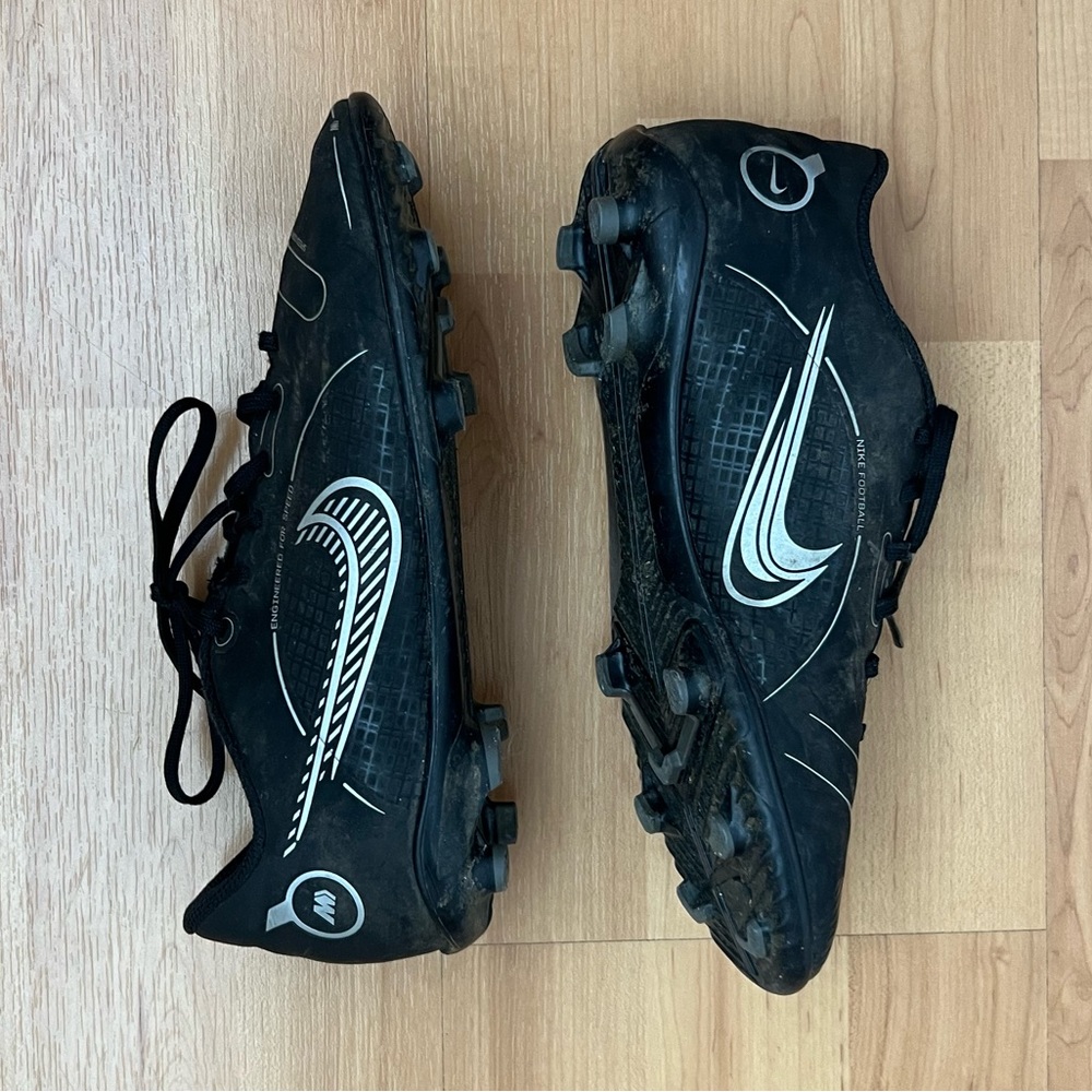 Nike Jr. Mercurial Vapor 14 Club Soccer Cleats Size 5 Youth